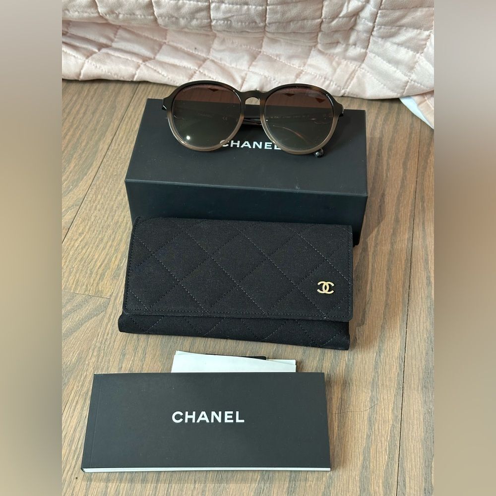 Chanel Round Oval Sunglasses Pre-Loved A71597 S1670
3N S oversized